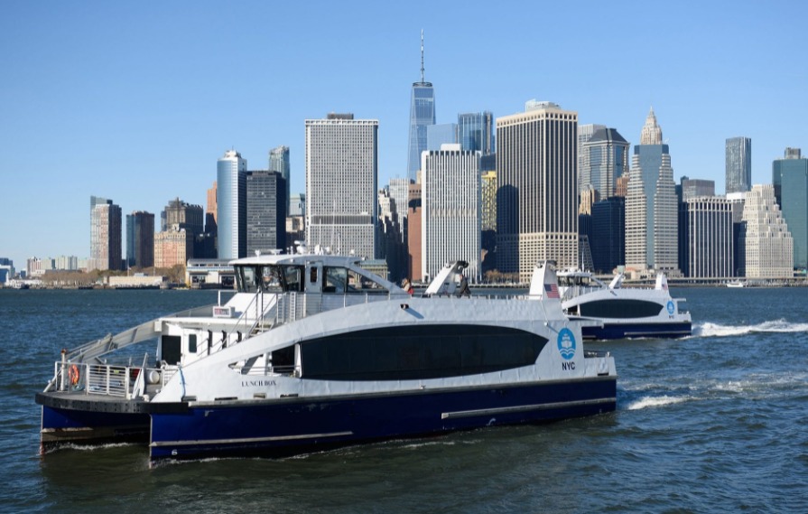 Barco de passageiros no rio Hudson, NYC